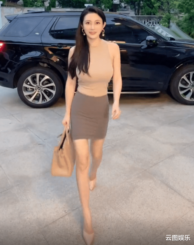 雷宇扬|雷宇扬小21岁娇妻大秀身材!拎26万包显阔气,与异性牵手引热议