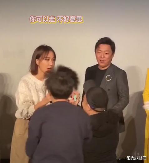 |女星被骚扰时男星表现迥异，有人出头有人蒙圈，还有人忙着看笑话