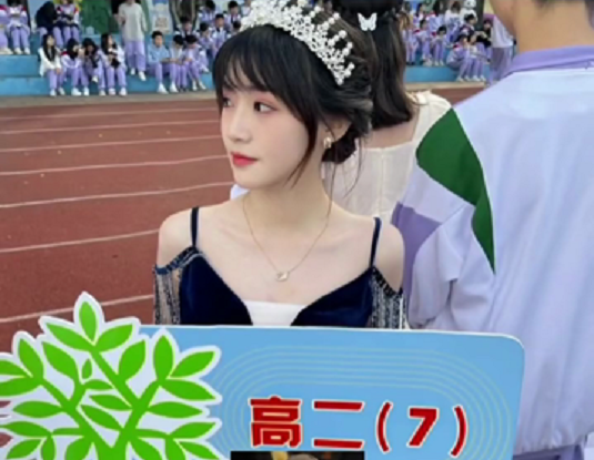 潘长江|高中女生因“举牌”走红，清纯可爱神似宋轶，评论区却一股酸味