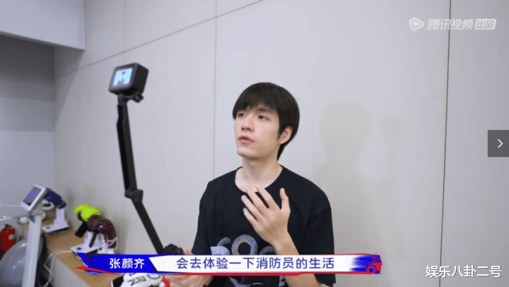 成龙|明星自我要求有多低？不迟到、能准时就沾沾自喜，成龙也很反感