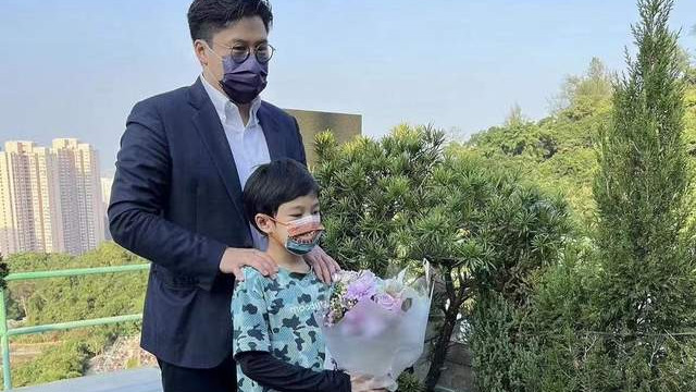 霍启刚|霍启刚带九岁儿子拜祭霍英东，霍中曦手拿鲜花神情肃穆悼念太爷爷