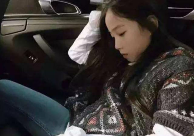 高晓松 高晓松14岁女儿罕见曝光,长发飘飘身形纤细,做睫毛美甲气质成熟