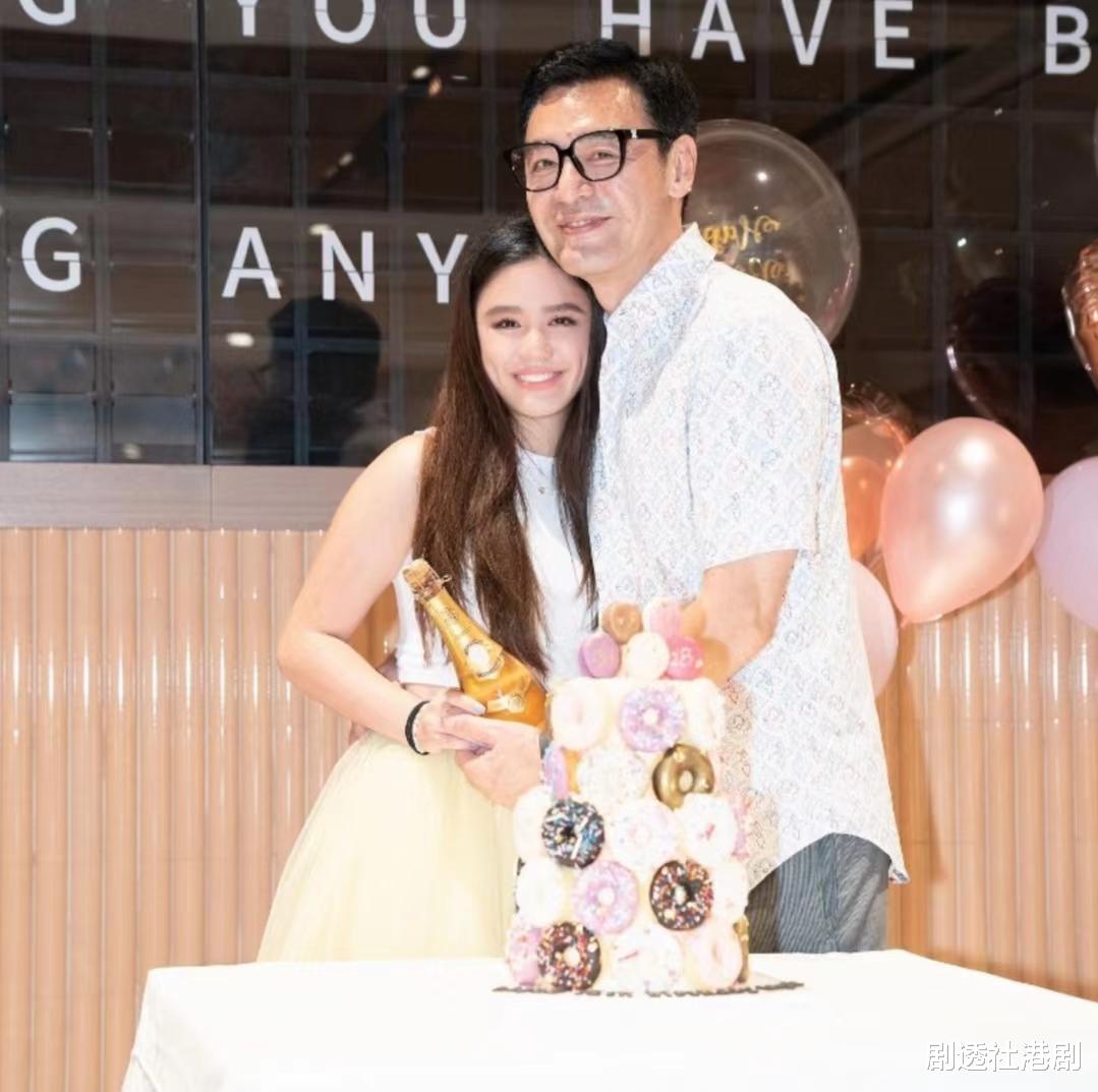 钟懿|飞英国读名校！知名港星爱女独自待异国读书，妈妈不舍：几乎哭晕