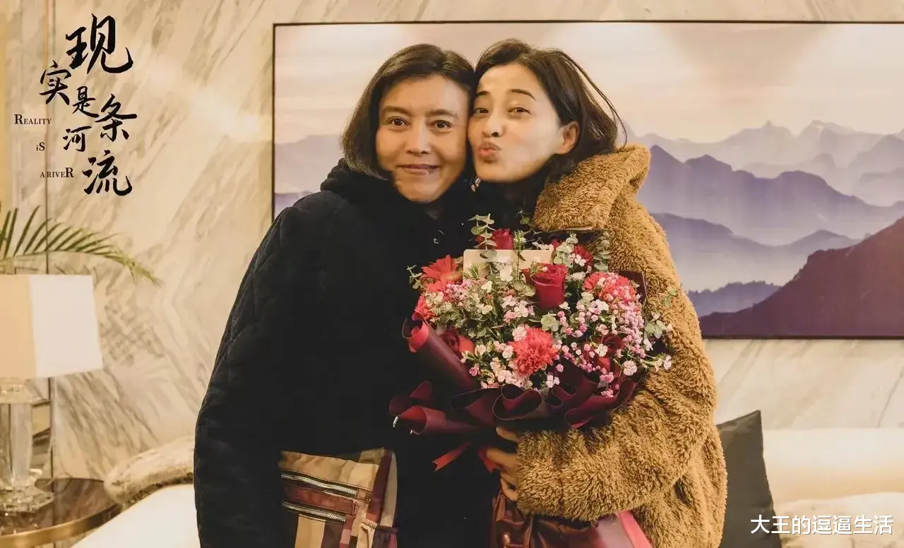 梅婷|梅婷罕见秀恩爱，素颜出镜黑眼圈明显，手捧鲜花依偎在老公身旁