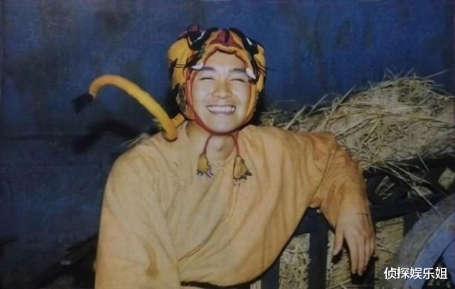 粉色|60岁周星驰挑战冲浪,动作潇洒灵活身姿轻盈,状态犹如年轻小伙