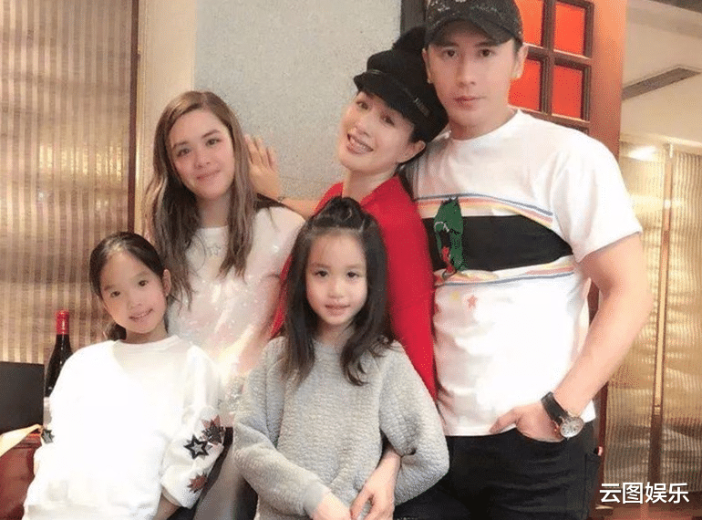 钟丽缇 钟丽缇13岁二女儿近照引关注！化妆美甲打扮成熟，高颜值太像妈妈