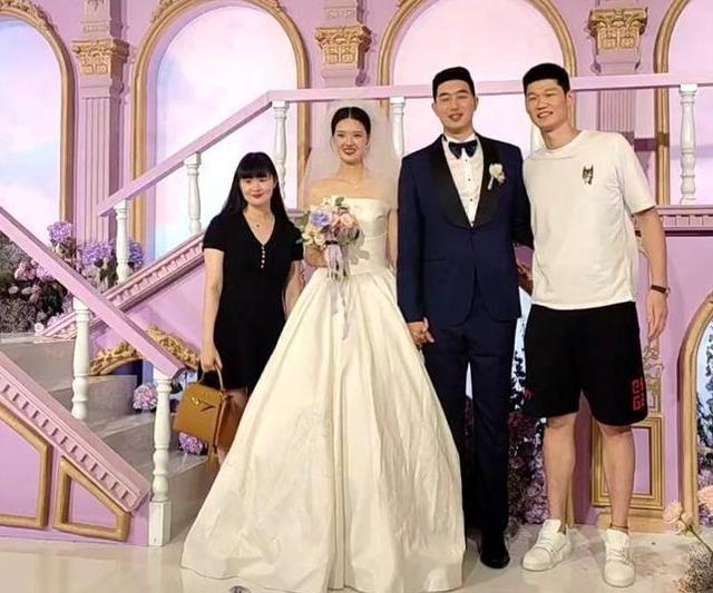 李楠担任吴冠希&张常宁的证婚人 胡金秋&阿不都到场祝贺