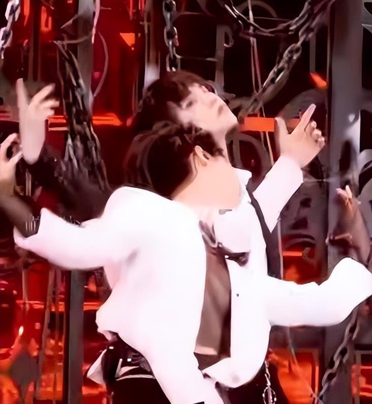 贺峻霖|幼年帮妈妈追星马天宇,后靠实力获李飞赞赏,为何却不受重视?