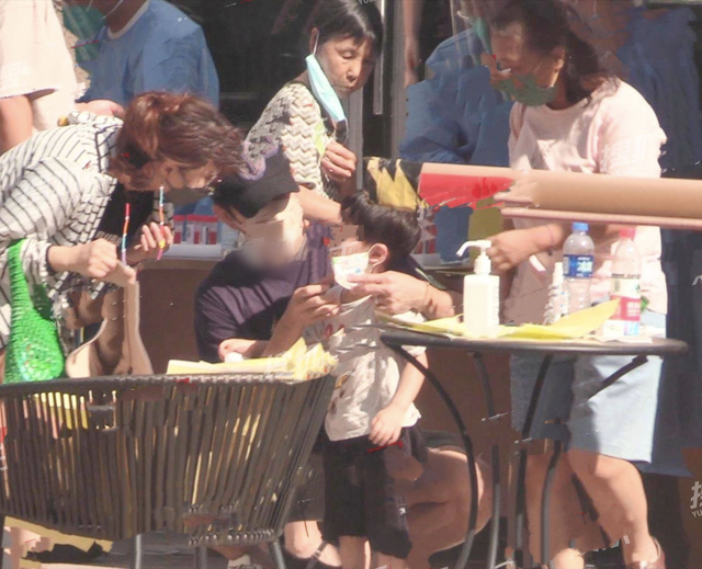 吴奇隆|吴奇隆一家三口现身,刘诗诗抱着儿子显费力,步步侧颜帅气可爱