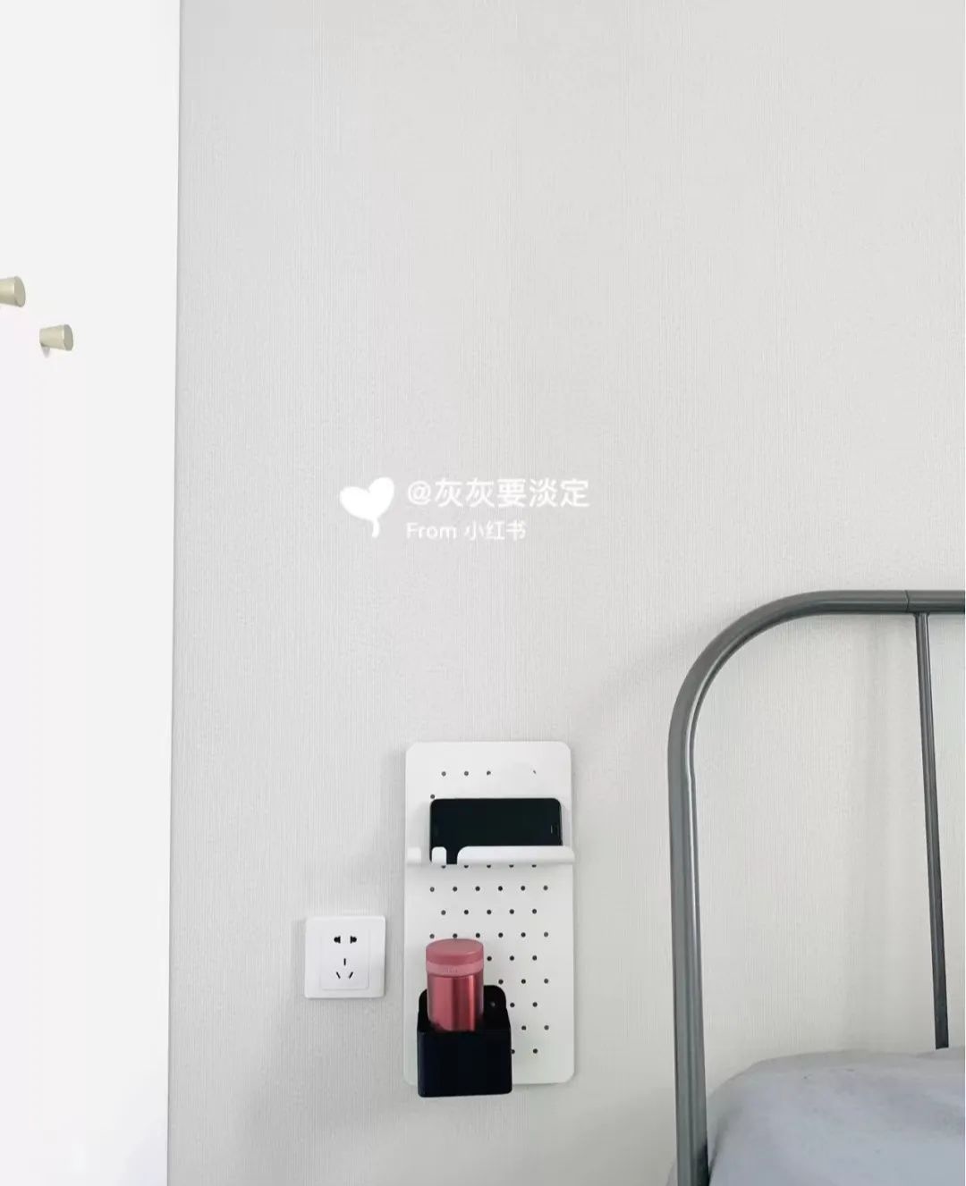 床头这样设计,连床头柜都省了,真是太好用了!