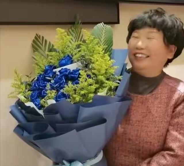 |杜妈秀恩爱撒狗粮，上演夫妻伉俪情深，网友：皮太后不愧是一枝花