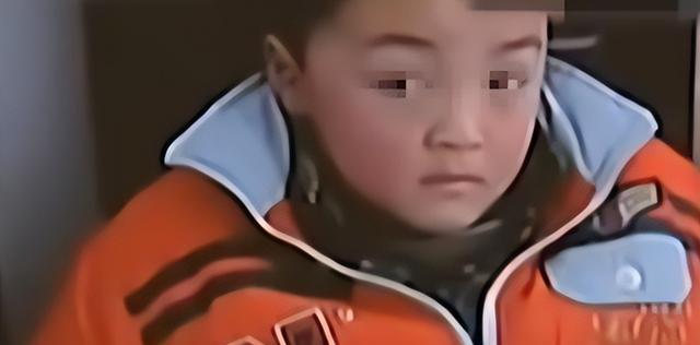 纪实3岁男孩被拐1050天,人群中认出父亲,跑上前紧紧抱住不松手