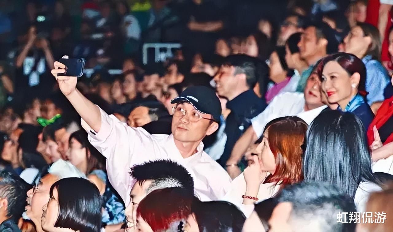 黄子华|香港又多了一个喜剧大王，黄子华用了三十年的时间，终于超越了周星驰的喜剧票房！