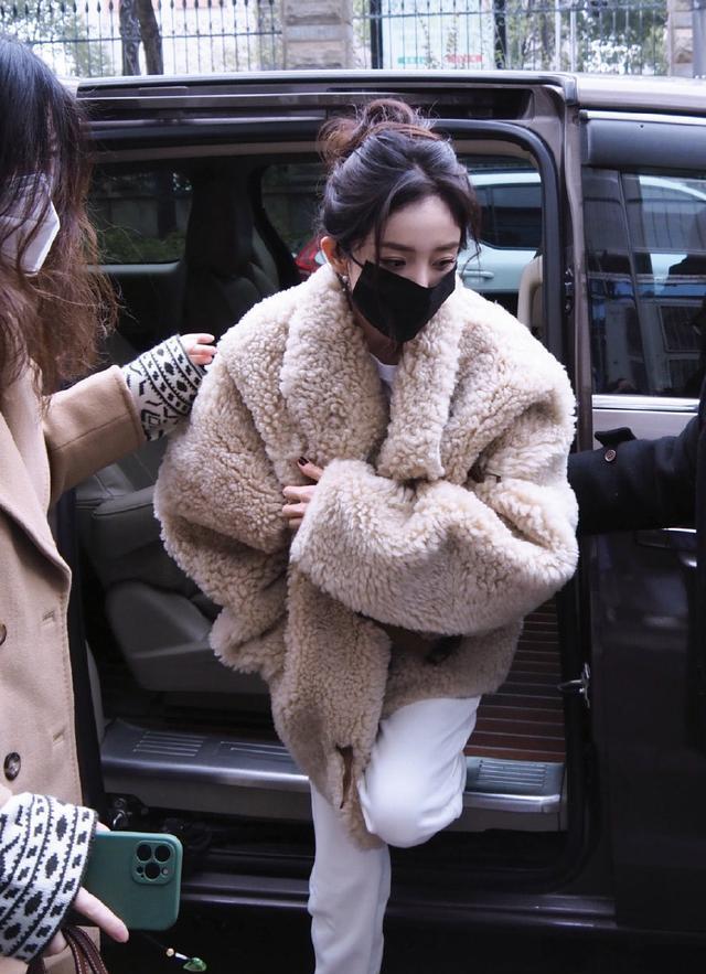 杨幂|欠薪风波后杨幂首现身！盘发优雅录制百度沸点，晚会彩排超忙！