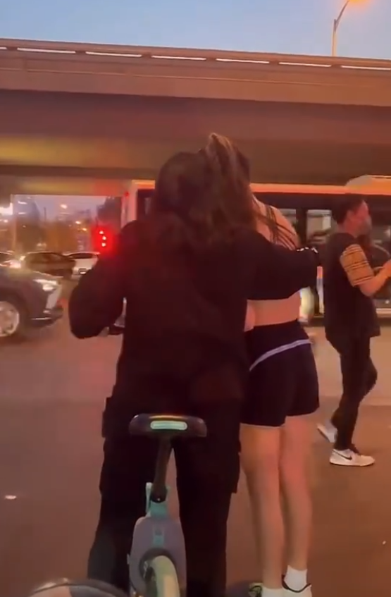 何晟铭|谷爱凌遭中年粉丝强迫合影,对方出手粗暴拦路,露面解释引众怒