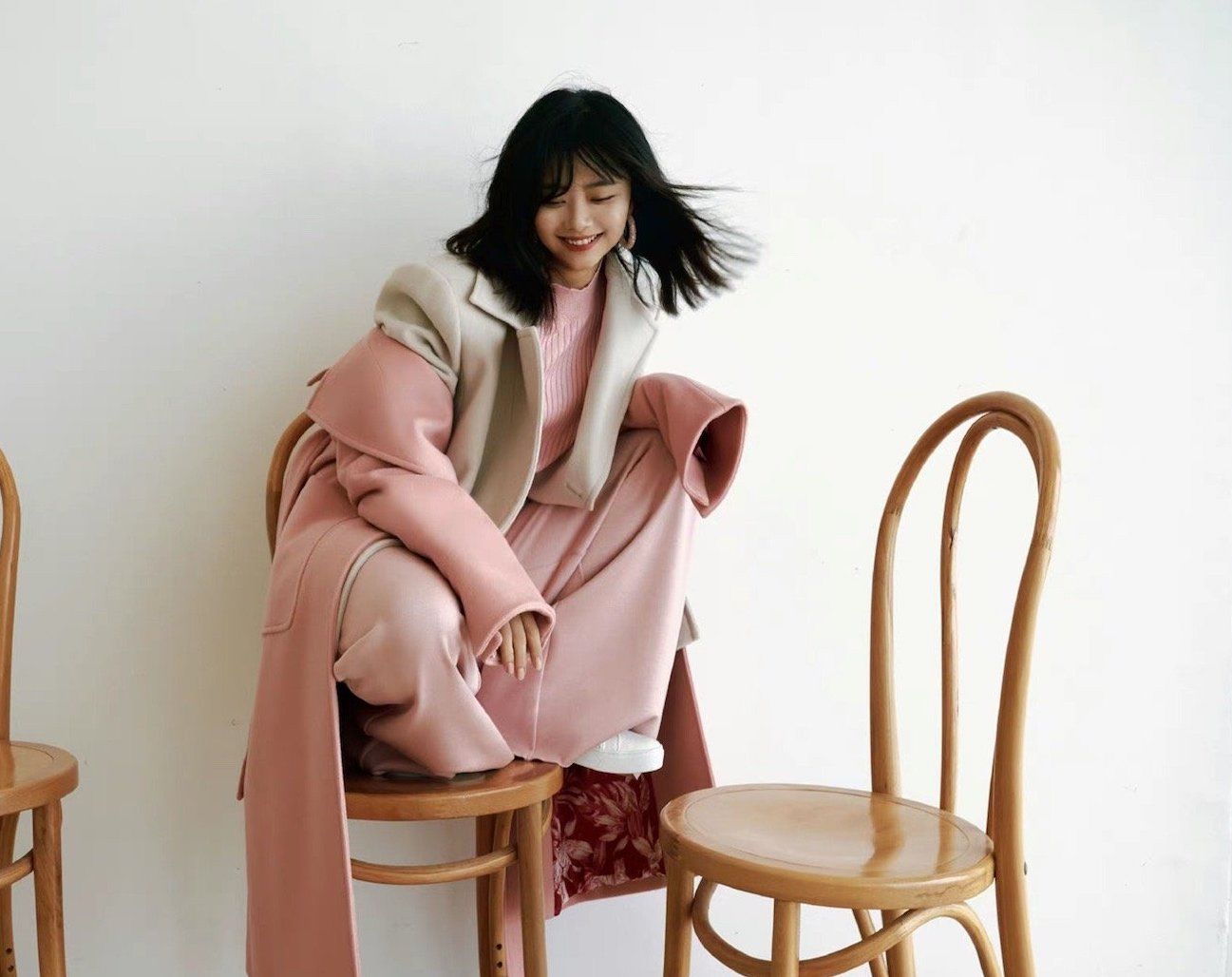 陈钰琪|谭松韵也太少女了吧？拍慵懒写真娃娃脸占优势，31岁好似小姑娘