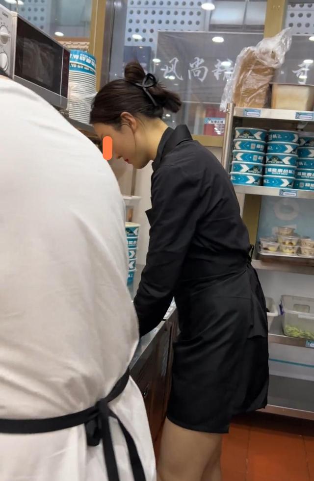 男店员趁着放东西,故意摸女老板的腰,网友:他们不是一次两次了
