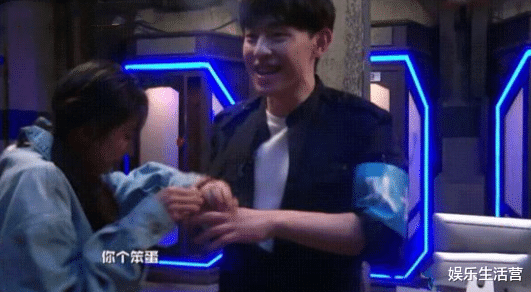 杨幂|杨幂晒射箭随拍，姿势潇洒十分专业，一看战绩，网友：笑不活了