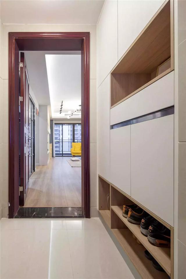 新家的墙基本打上柜子，背景墙也不放过，新增收纳面积达到40平米