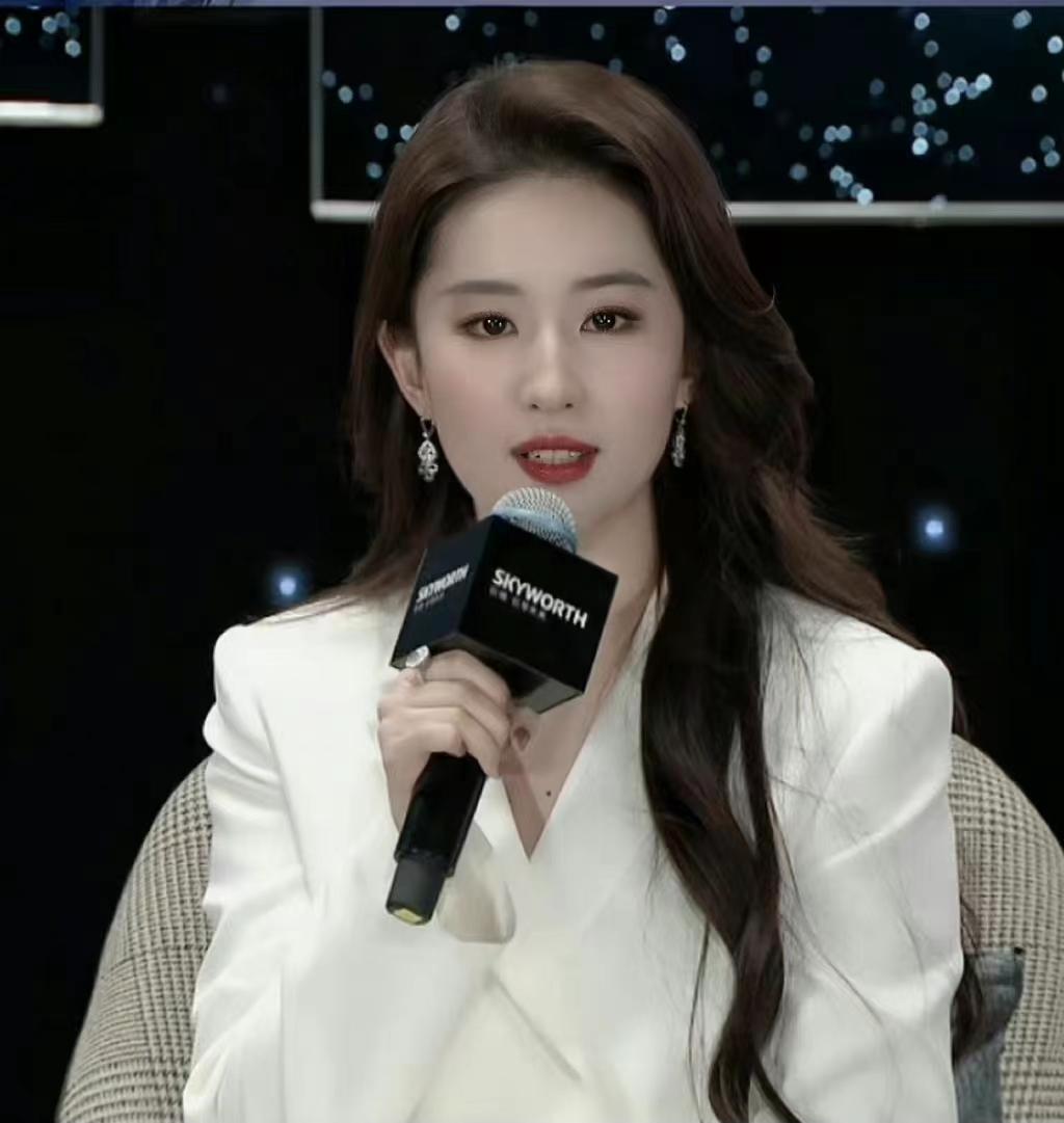 刘亦菲|刘亦菲晒卷发长裙靓照，完美诠释人间富贵花！