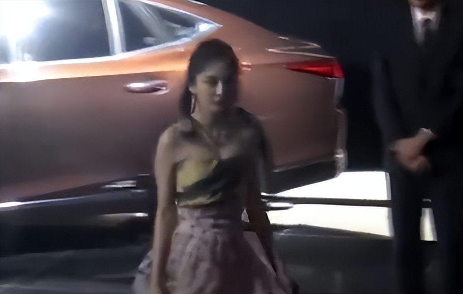 杨幂|零下8度女星红毯：杨幂手冻黑靠哈气取暖拒受访，赵丽颖被冻出泪