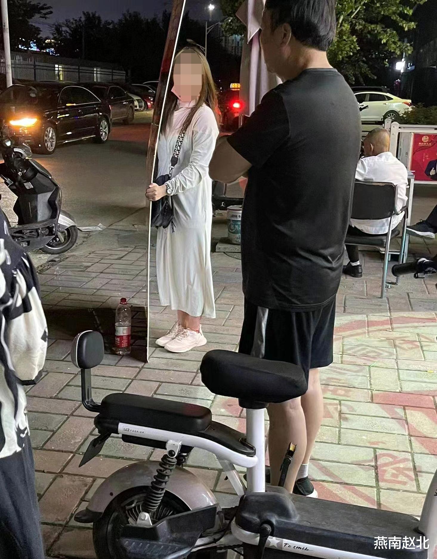 保定一年轻女子跪路口举照片“找寻男友”,知情网友:乌龙了