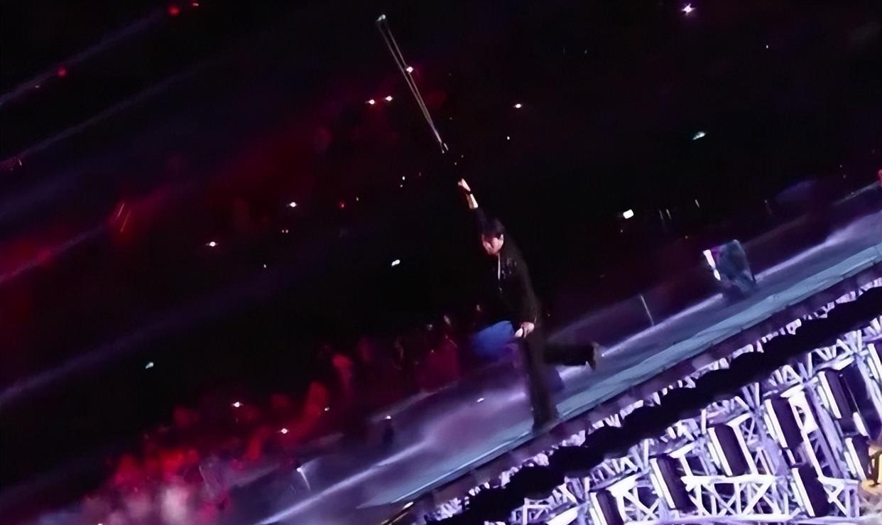 跨年晚会|跨年晚会看点多：王俊凯单手吊威亚，何炅飙泪，虞书欣成在逃公主