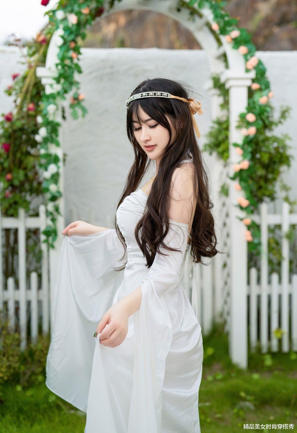 初恋般美好的白色连衣裙，简单的版型却不失浪漫感