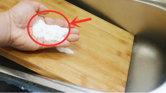 家里菜板变黑发霉，别傻傻用刀刮，大厨教你1招，瞬间洁净如新