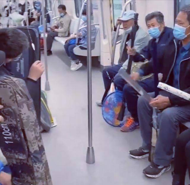 大爷|大型社死现场！女子上班误入老年钓鱼佬的车厢，结局却让人感动