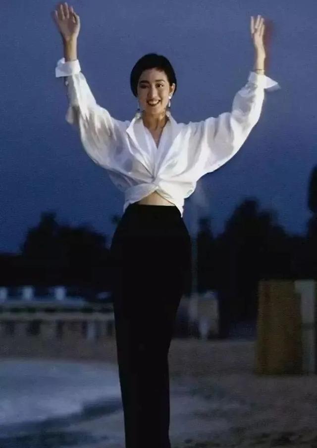 迪丽热巴|清瘦和丰满的女星对比：热巴瘦出“蝴蝶骨”，张雨绮“前凸后翘”