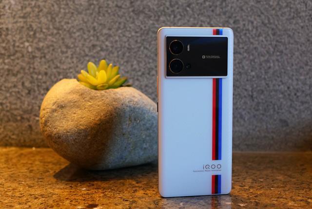 iqoo|iQOO10Pro展露锋芒，18G大运存、110万高跑分，定为5999够意思