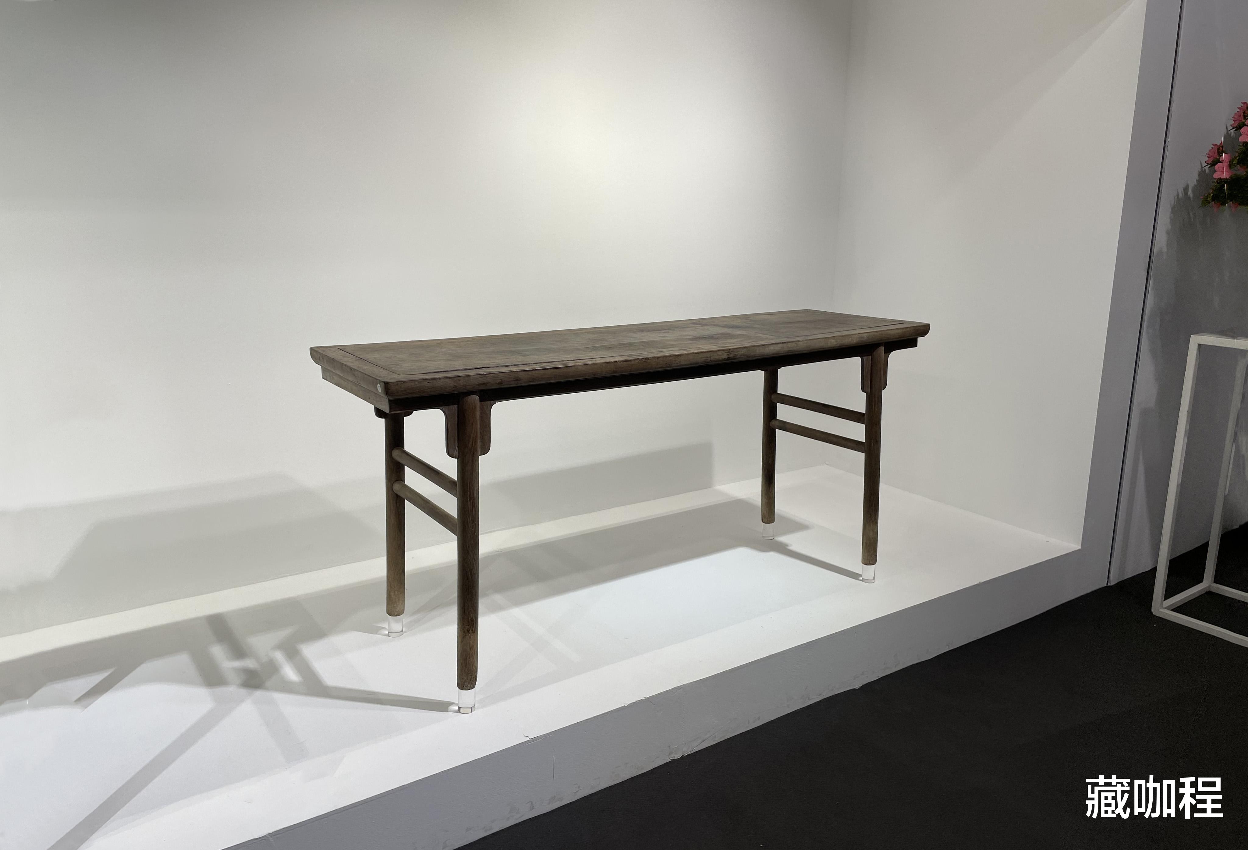 |干皮壳、窄边框镶独板,黄花梨平头案踩玻璃足