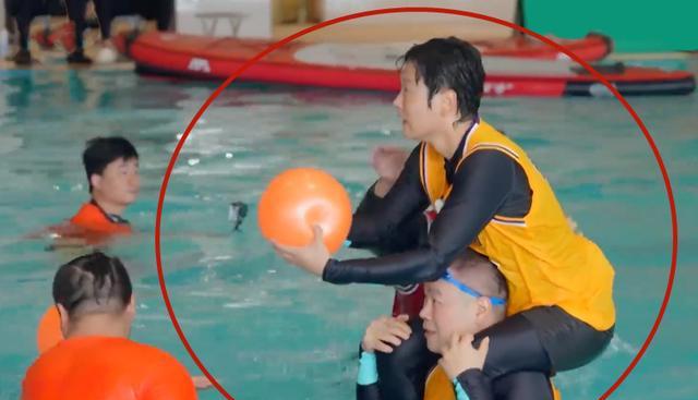 岳云鹏|德云社岳云鹏发文,却被配图抢镜,还是岳哥懂自家粉丝