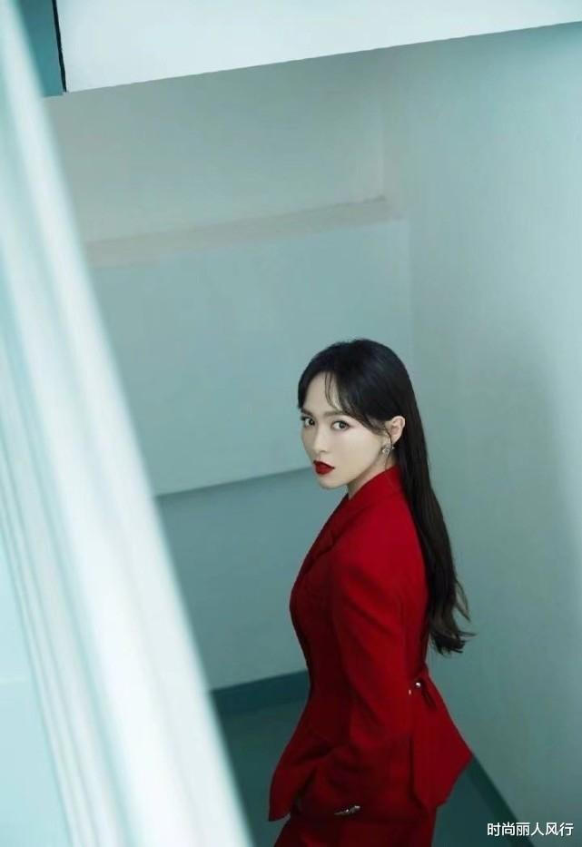 唐嫣|唐嫣久违回归美到开挂!穿黑色西装亮相拍大片,变央视脸后气场足