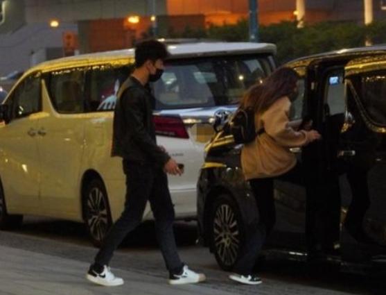 任达华|任达华18岁女儿现身商场身形优越，日常背奢侈品包包