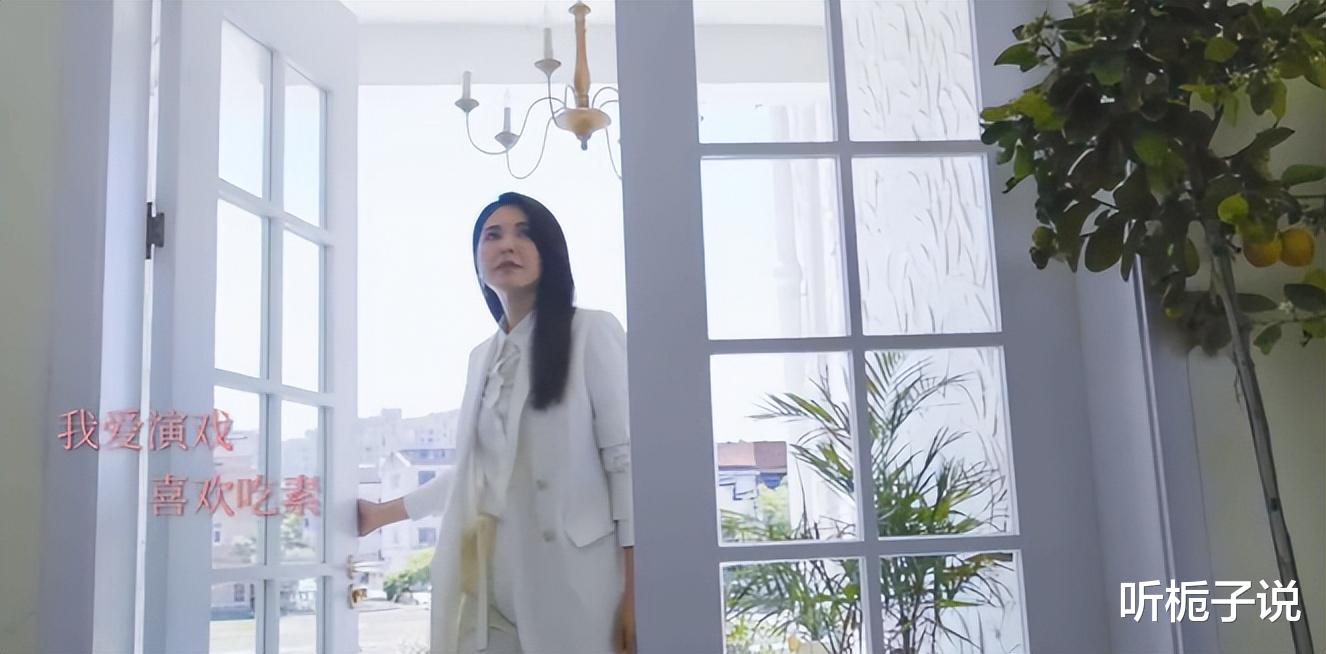 曾黎|曾黎事业稳定，将生活过成了一首诗，46岁的她，感情却没有着落