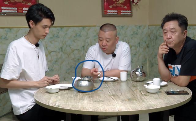 郭德纲|与赵本山不一样，德云社规矩大于天，郭德纲见到父亲也要毕恭毕敬