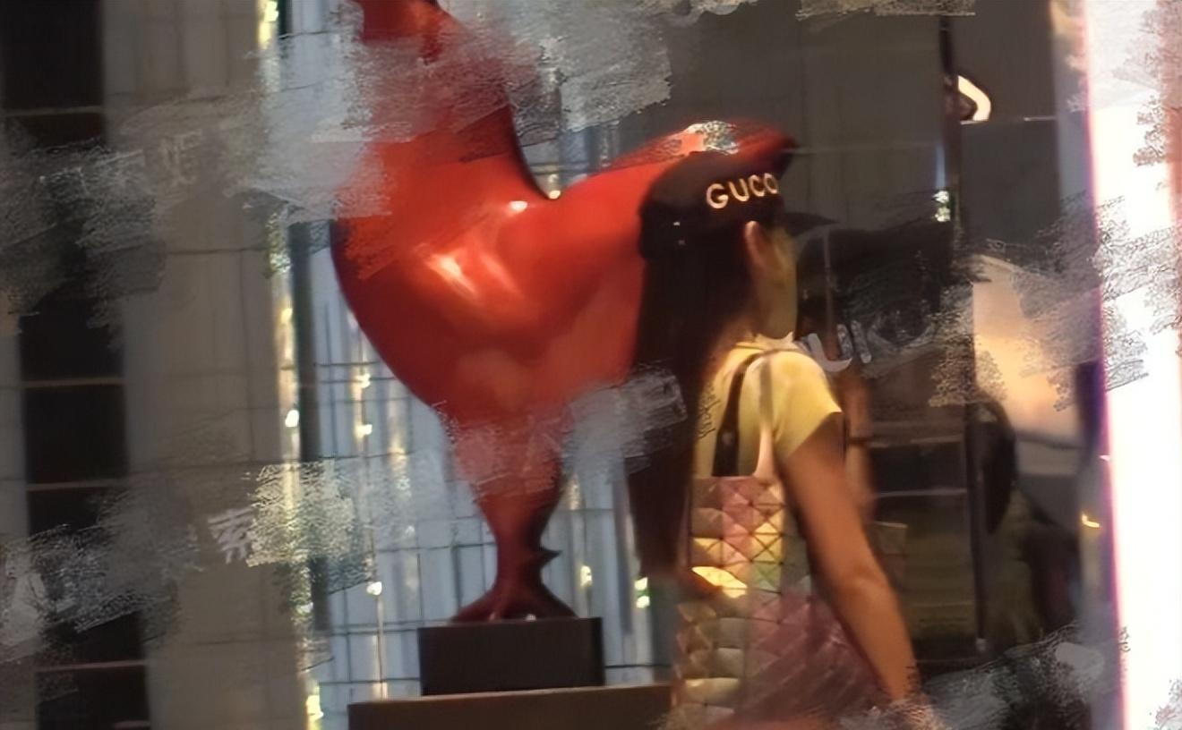 何泓姗|又一女星恋情疑似曝光!和男方相差9岁,疑圈内高颜值偶像