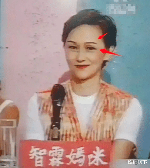 张智霖|张智霖妈妈太惊艳了，气质优雅打扮时髦，名字更是前卫又洋气！