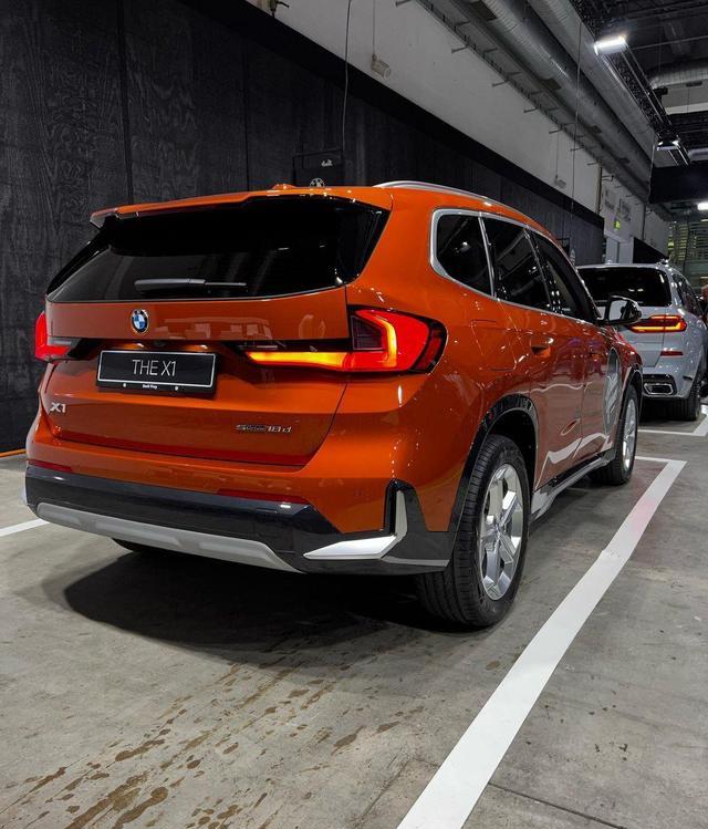 全新宝马X1“即将登场”，橘色车身漆面更帅气，2.0T+8AT+四驱