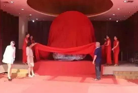 翡翠|土豪楼主请来镇楼之宝，里外包裹3层，全程保安押送，里面竟然是…