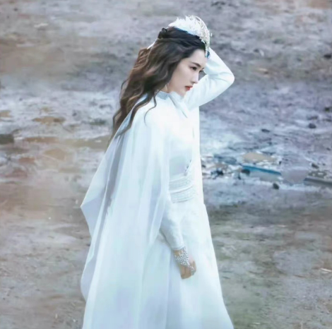 李沁|任嘉伦《请君》铠甲路透好霸气！李沁白衣卷发唯美，同框照很绝！