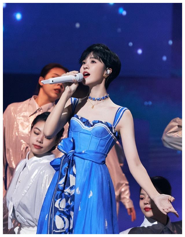金鹰奖女星大PK：殷桃性感，佟丽娅干瘪，马丽胖出双下巴