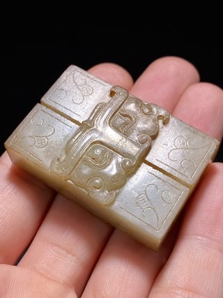 和田玉籽料|明以前 和田玉籽料 白玉受沁 兽面纹 双联 玉勒子 挂件