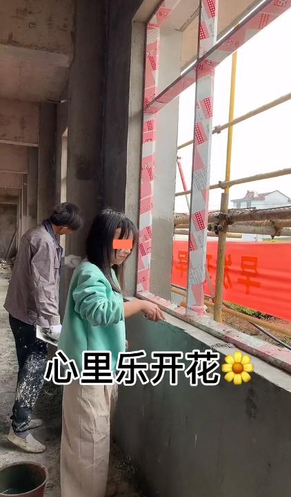 19岁女子和男友去打工,工友备受打击,包工头道:难道我不够优秀