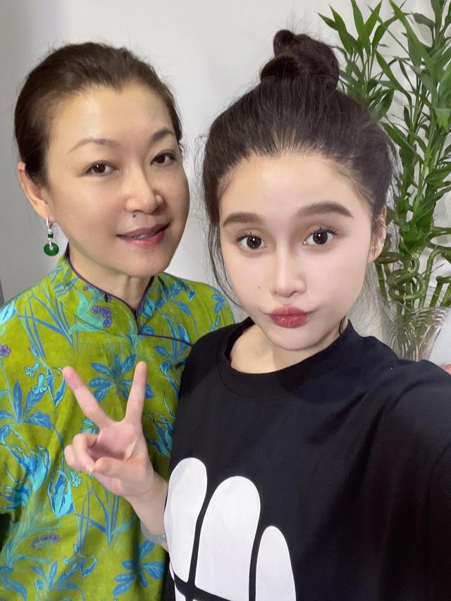 马丽娟|赵本山新年全家福曝光,爱妻马丽娟减肥30斤后显骨感!