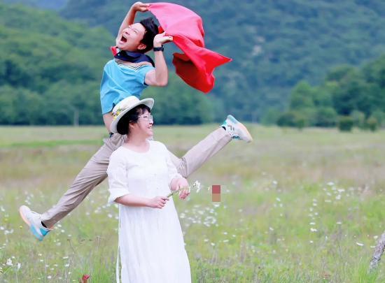 余秀华|46岁余秀华去放羊,身材发福肚子微隆似怀孕,网友:杨槠策好福气