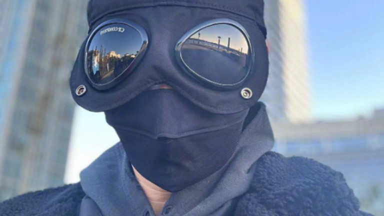 黄晓明|回青岛第10天，黄晓明社区排队做核酸，头戴面罩全副武装超搞笑