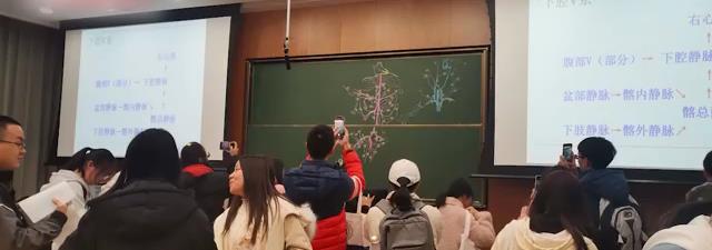杭州|杭州：大学老师板画登上热搜，得到学生好评，网友：这是高手